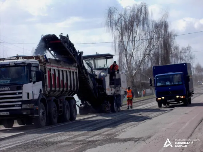 На об'їзній трасі неподалік Луцька кладуть новий асфальт (фото)