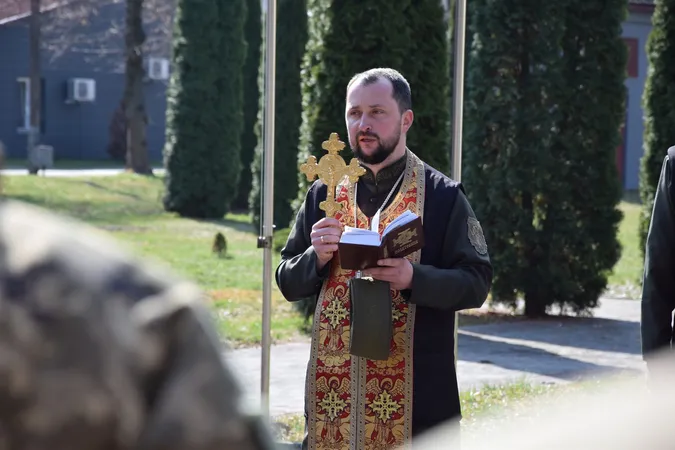 Мобілізовані та контрактники, чоловіки та жінки: у Луцьку склали присягу прикордонники (фото)