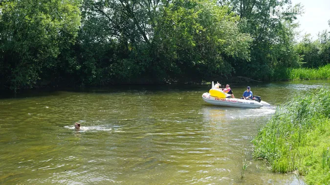 У Луцьку з води дістали дівчину, яка на єдинорозі заплуталася у зіллі (фото, відео)