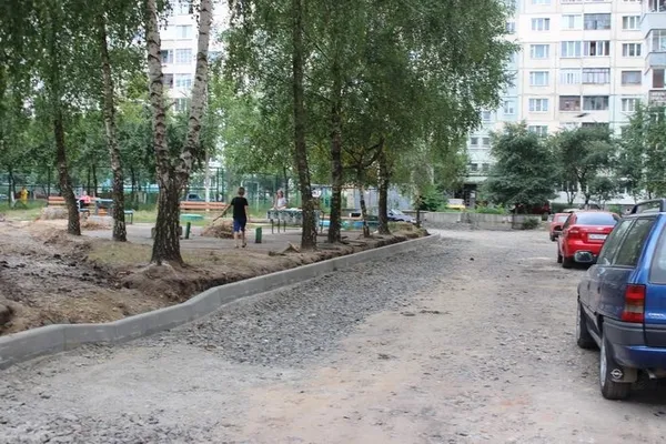Показали, як ремонтують вулиці Луцька та «підпирають» Замок Любарта