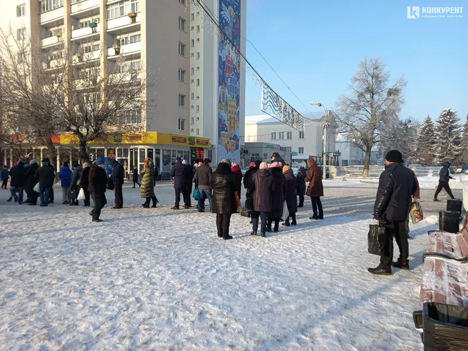 Біля луцького собору – черги: люди чекають на освячену воду, а вона замерзає (фото)