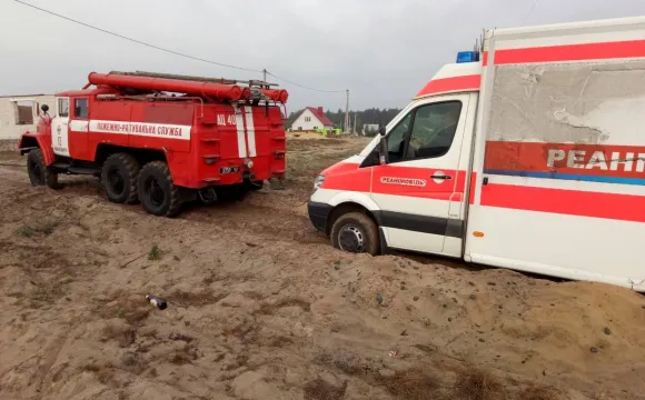 На Волині «швидка» їхала на виклик і застрягла в піску