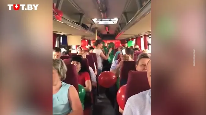 «Батька вперед, з тобою народ». У ЗМІ з’явилося відео, на якому учасників мітингу за Лукашенка вчать, що кричати