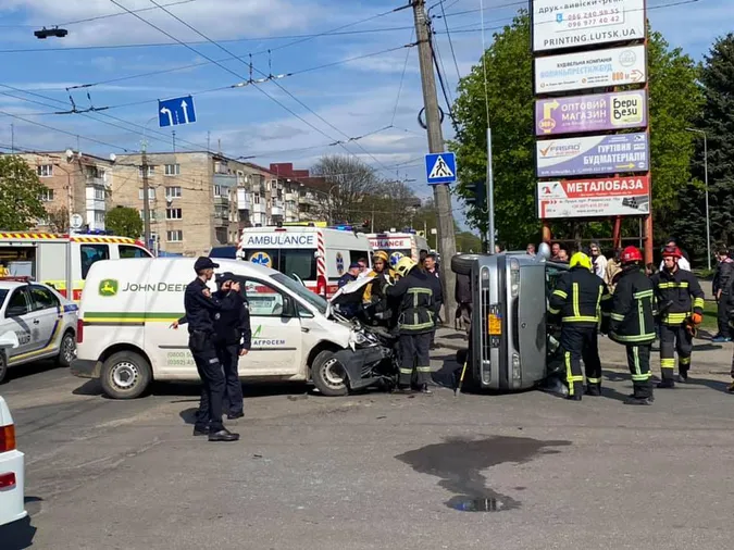 Аварія в Луцьку: від удару перекинувся автомобіль (фото, відео, оновлено)