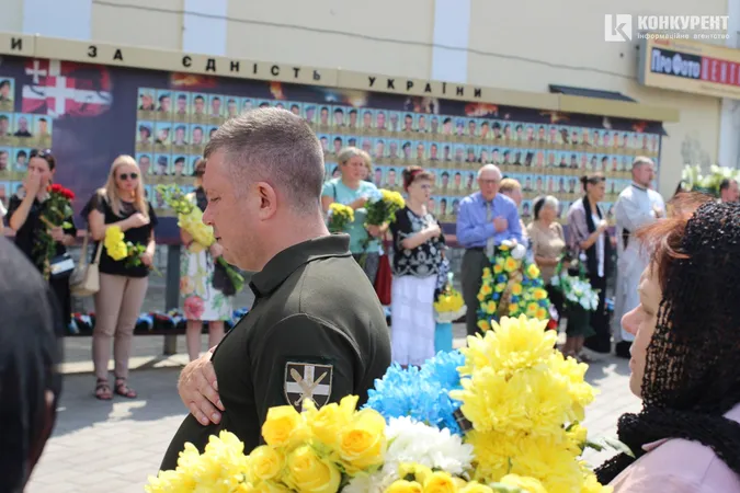 Луцьк попрощався з воїном Олександром Шевляковим, який загинув на Донеччині (фото, відео)
