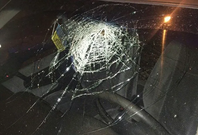 На Волині п'яний водій під час затримання розбив головою скло власного автомобіля