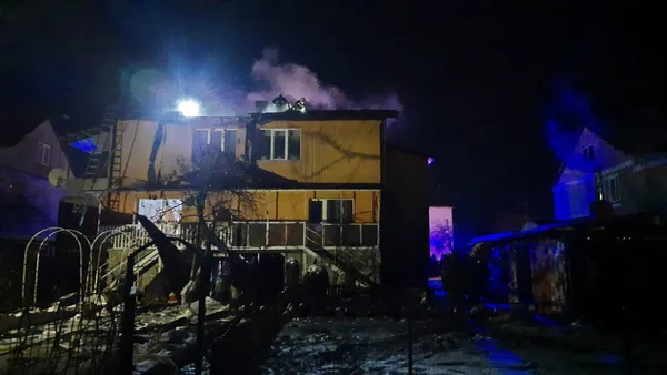У Луцькому районі горів будинок: на місці працювали вогнеборці (фото)