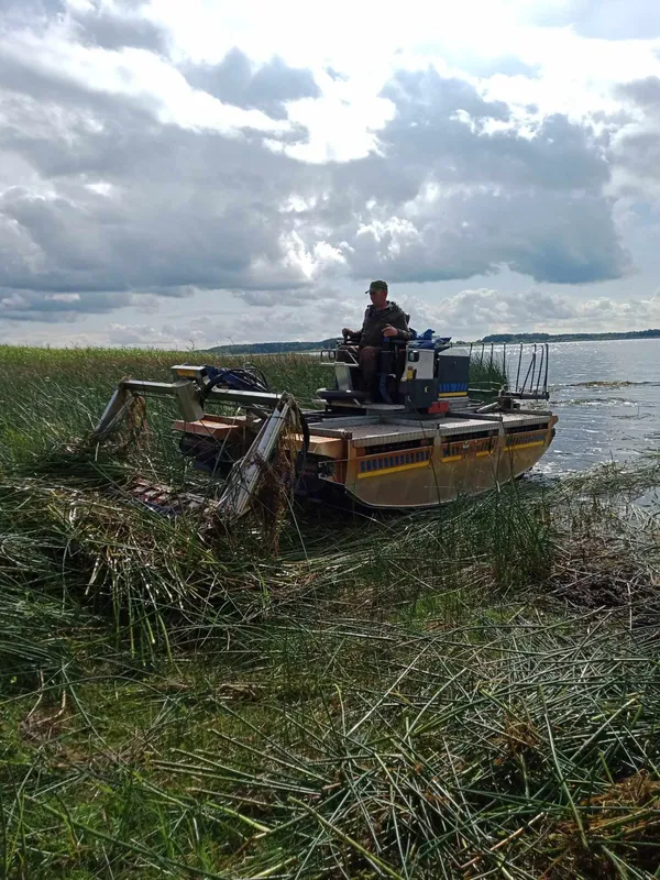 На волинському озері працювала машина-амфібія (фото)