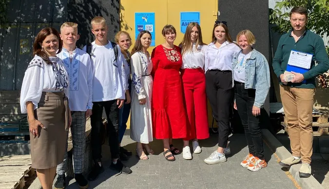 Донати замість квітів: під час першовересневої акції волинські школярі збирали кошти на ЗСУ