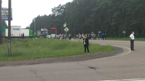 Жителі Маневицького району – проти об'єднання: перекрили дорогу (фото)