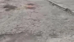 Всіяний ямами: лучани скаржаться на стан двору (відео)