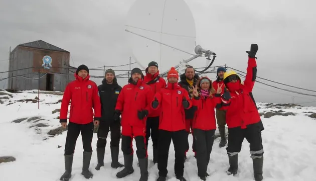 Команда «Академіка Вернадського» з нагоди Великодня звернулась до України