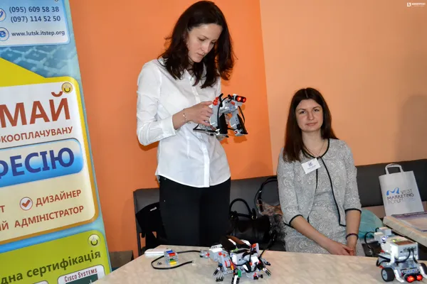 На вході до кінотеатру учасників розважали  мініатюрні роботи