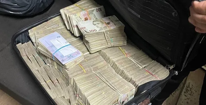 Гроші – валізами: через «Устилуг» намагалися провезти понад два мільйони гривень (фото, відео)