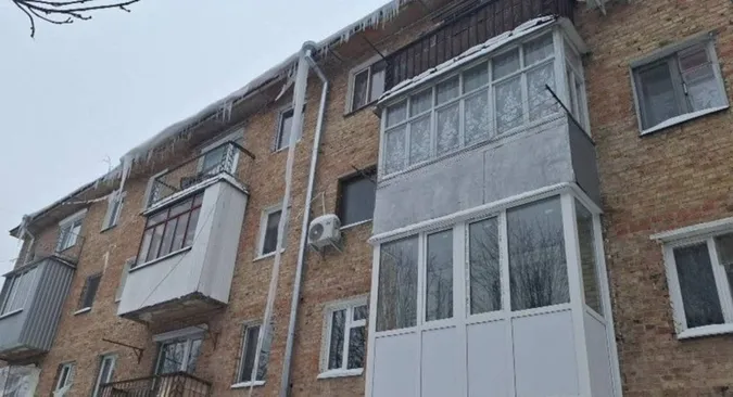 Можуть бути трагічні наслідки: у Луцьку знайшли гігантську бурульку