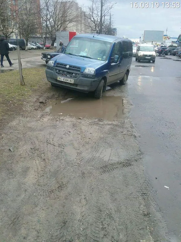 У Луцьку муніципали покарали «автохамів» за паркування на тротуарах (фото)