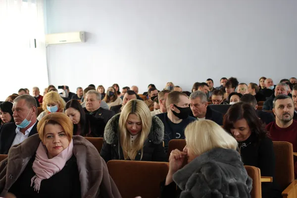 На сесію викликали поліцію: у Луцькій райраді ухвалили скандальне рішення (фото)