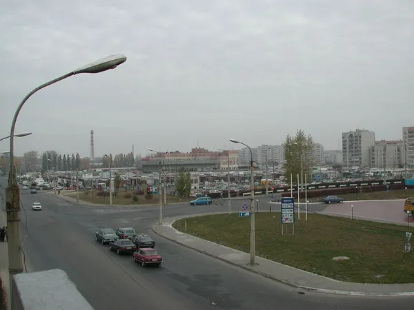 Килими на парканах, бензин по 2 гривні, сардельки по 7,5: старі фото Варшавського ринку в Луцьку