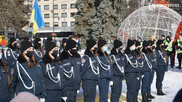 Свято єднання: у Луцьку розгорнули довжелезний стяг у День Соборності (фото, відео)
