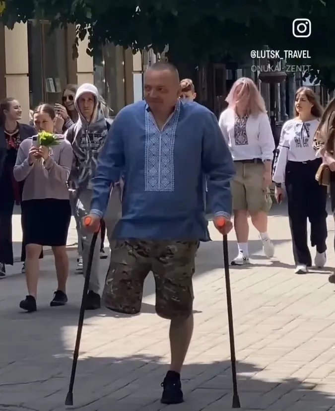 У центрі міста «зловили» на камеру лучан у вишиванках (відео)