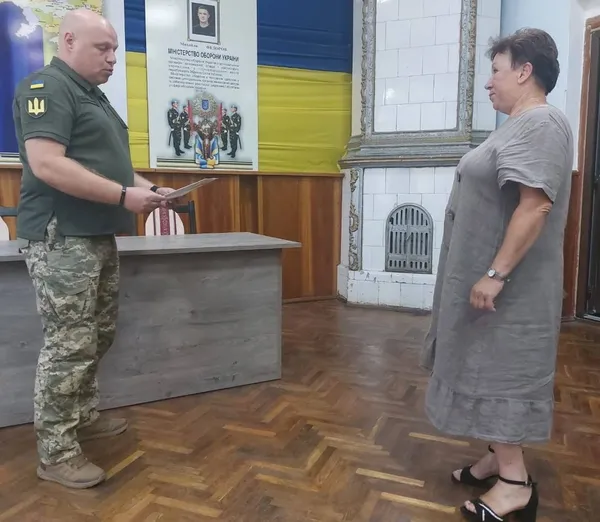 На Волині матері полеглого Героя вручили відзнаку «Хрест Сухопутних Військ» (фото)