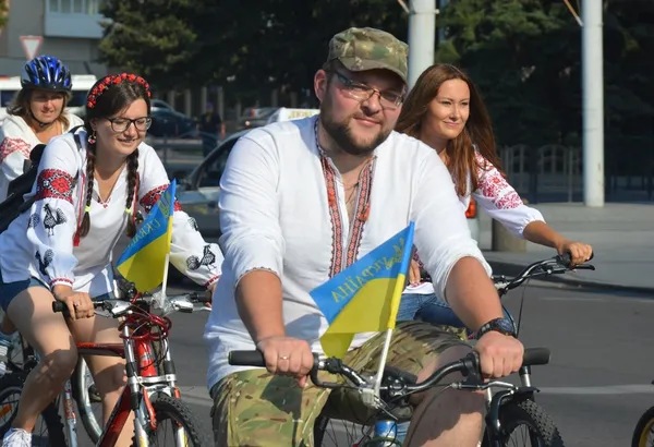 Велосипедисти у вишиванках кружляли Луцьком (фото)
