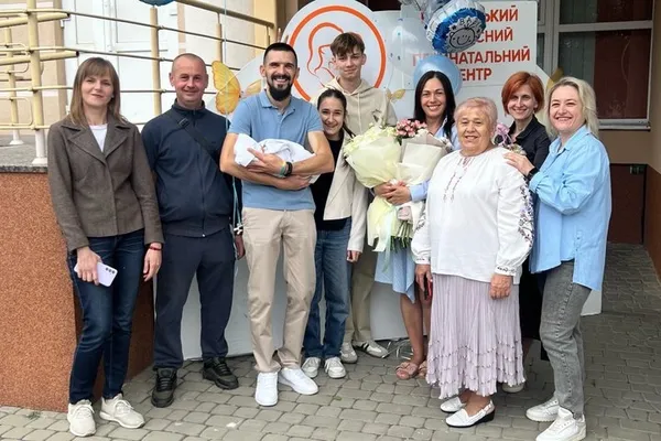 Підприємиця Ольга Хмаровська під час виписки з перинатального центру з рідними