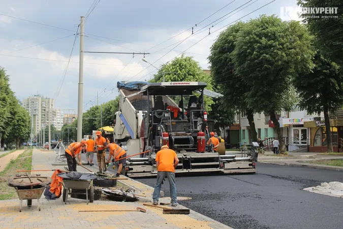 Фінішна пряма: як у Луцьку на Волі вкладають асфальт (фото)
