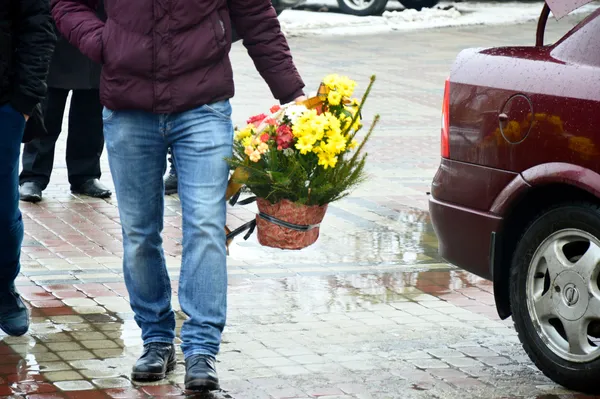 ...незважаючи на сніг та прохолоду, всі вони несли свої прощальні квіти...