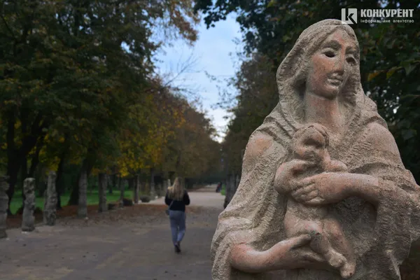 Осінь у луцькому парку: тиша і сплеск кольорів (ФОТО)