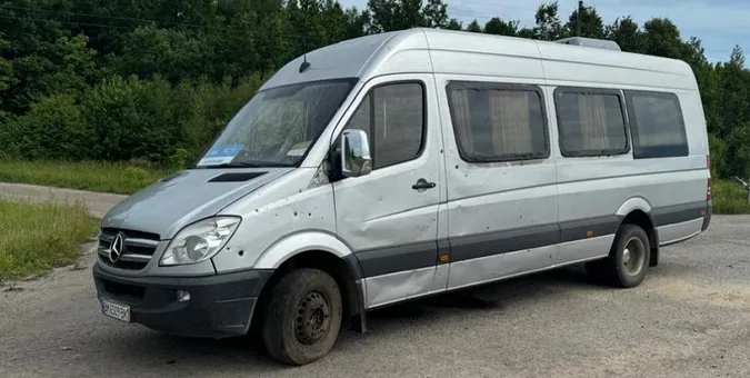 На Сумщині ворог атакував соціальний автобус з пасажирами (фото)