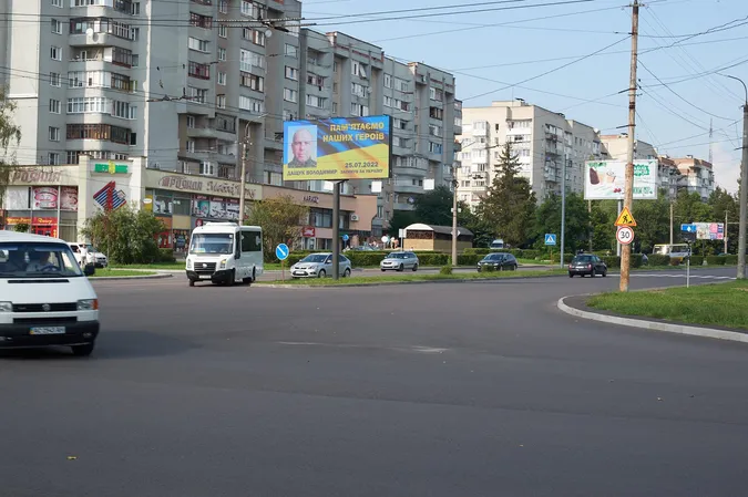 У Луцьку на рекламних бордах розмістили фото та імена загиблих захисників (фото)
