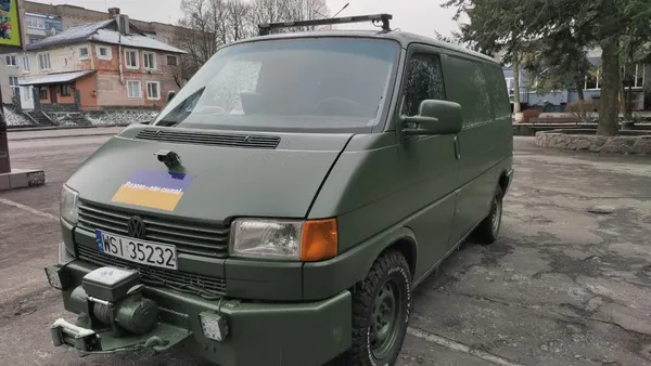 Оснащене медичним обладнанням: «князівській» бригаді з Польщі передали евакуаційне авто (фото, відео)