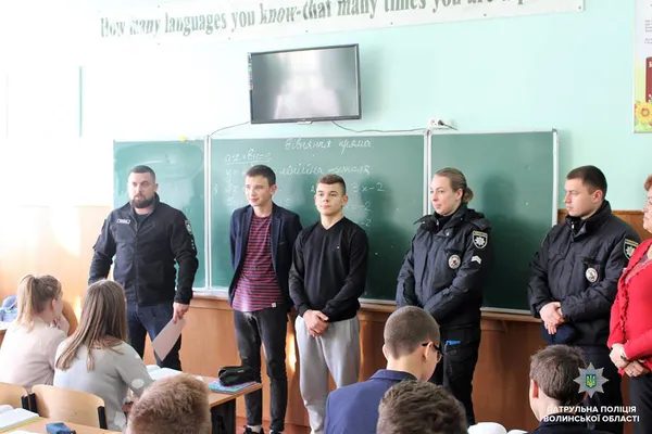 Підлітки отримали подяки за порятунок лучанина від самогубства (фото)