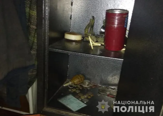 Волинянин під час ефіру на телебаченні здав «точку» наркотиків і зброї (фото, відео)
