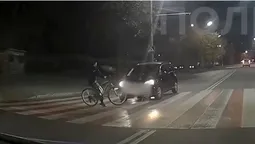 У Луцьку легковик ледь не збив на переході  велосипедиста (відео)