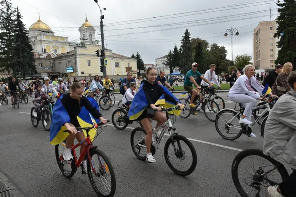 У вишиванках і з прапорами: у Луцьку відбувся традиційний велопробіг до Дня міста (фото)