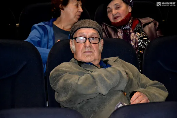 Велика зала й ексклюзивне кіно: луцькі пенсіонери переглянули українську документалку (фото)