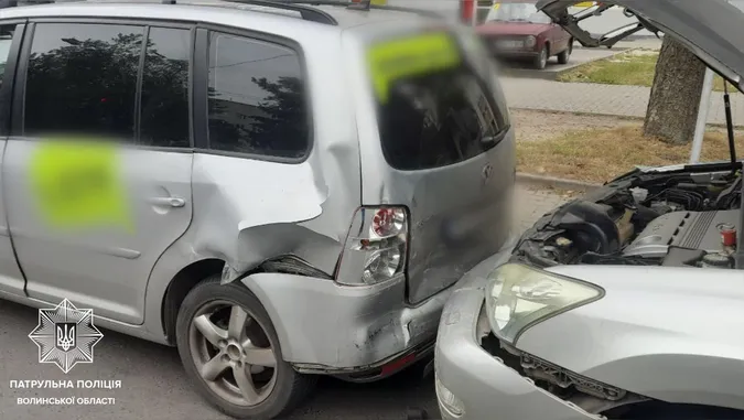 У Луцьку Lexus протаранив припарковане авто – водій був п'яний (фото, відео)