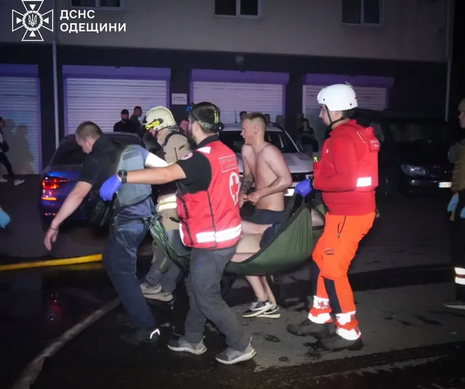 Росія атакувала Одесу – вдарила по 21-поверховому будинку (фото)