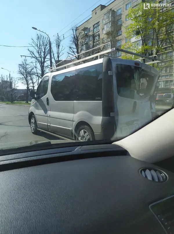ДТП на проспекті Молоді у Луцьку: зіткнулися автобус і бус (фото, відео)