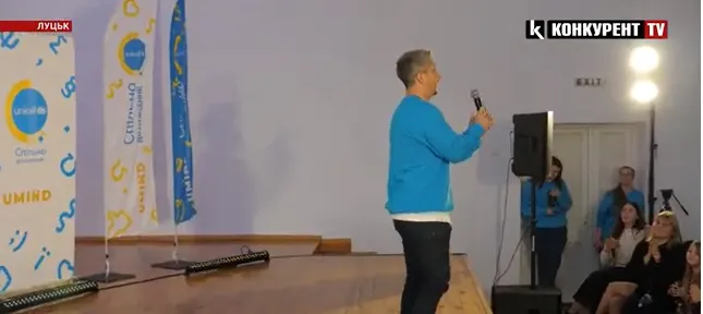 Відомий телеведучий Олександр Педан приїхав до Луцька: чим дивував школярів (відео)