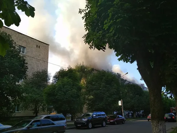 У Луцьку горить житловий будинок (фото, відео, оновлюється)