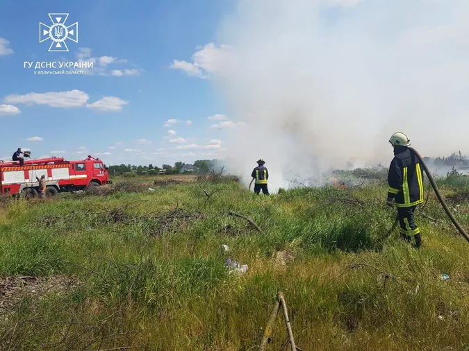 Суха рослинність, баня і будинки: за добу на Волині погасили 7 пожеж (фото)