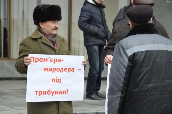 «Ми посадимо їх на нари» , - лучани вимагають відставки уряду Яценюка