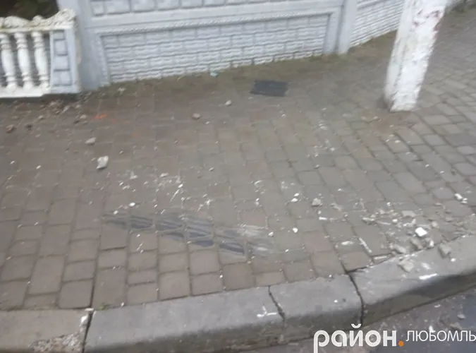 На Волині поляк «під мухою» зніс бусом бетонну огорожу (фото)
