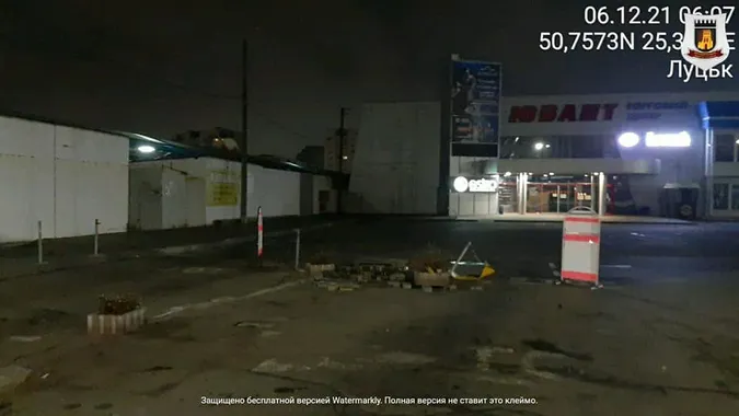 У Луцьку муніципали зрізали шлагбауми біля «Юванту» (фото, відео)