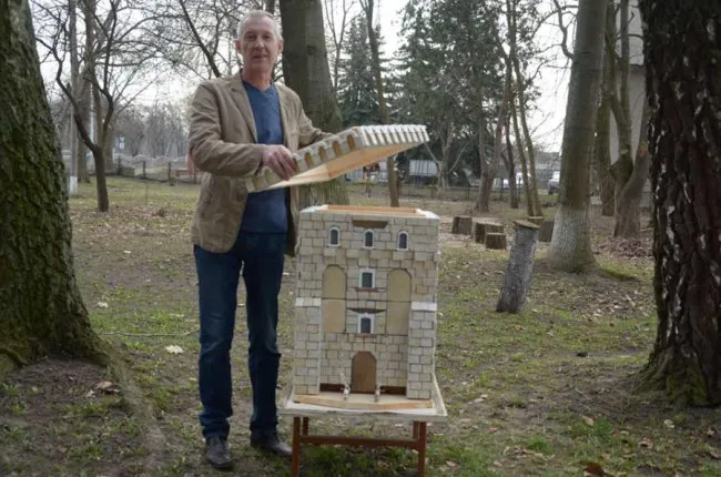 Майстер з Рівненщини виготовив вулик у вигляді вежі Луцького замку