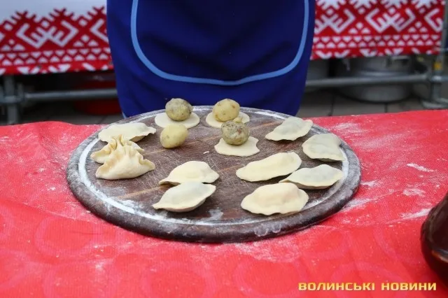 На луцькому «Фестивалі національної кухні» смакували борщ та вареники (фото)