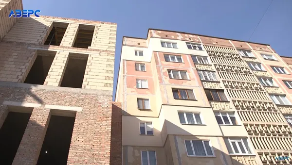 Добудова впритул впирається у сусідню багатоповерхівку